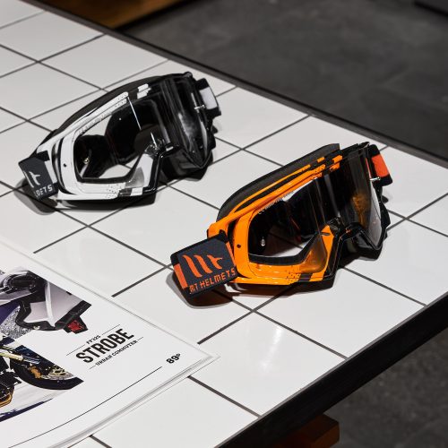 Торговое оборудование из белой плитки.