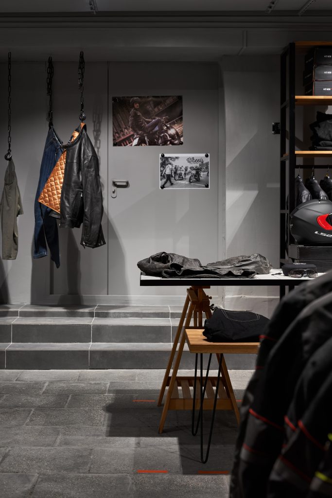 Магазин в Москве и мотосалон с кожаными куртками и мотопостерами на стенах. Дизайн магазина.