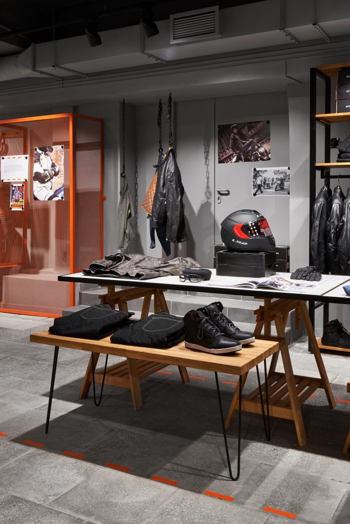 Торговый зал мотосалона с кассовой зоной и витриной мотошлемов. Торговое оборудование.