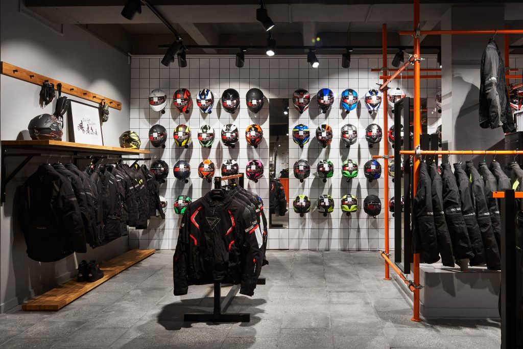 Дизайн мотосалона с оранжевым напольным оборудованием для магазина одежды на заказ и со стендом для мотоперчаток Five