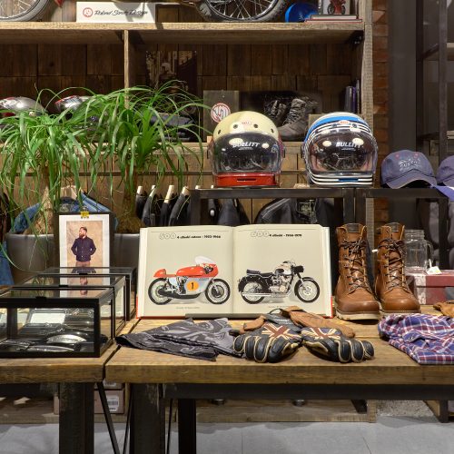 Декор мотосалона. Кастомный стол, графический дизайн торгового пространства.