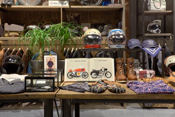 Декор мотосалона. Кастомный стол, графический дизайн торгового пространства.