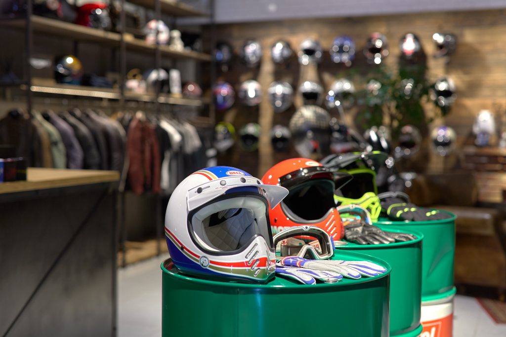 Granmoto_Motorcycle_store_by_Bad_Reputation_IMG_0894 Бочки из под масла, дизайн магазина мотоэкипировки, лофт стиль.