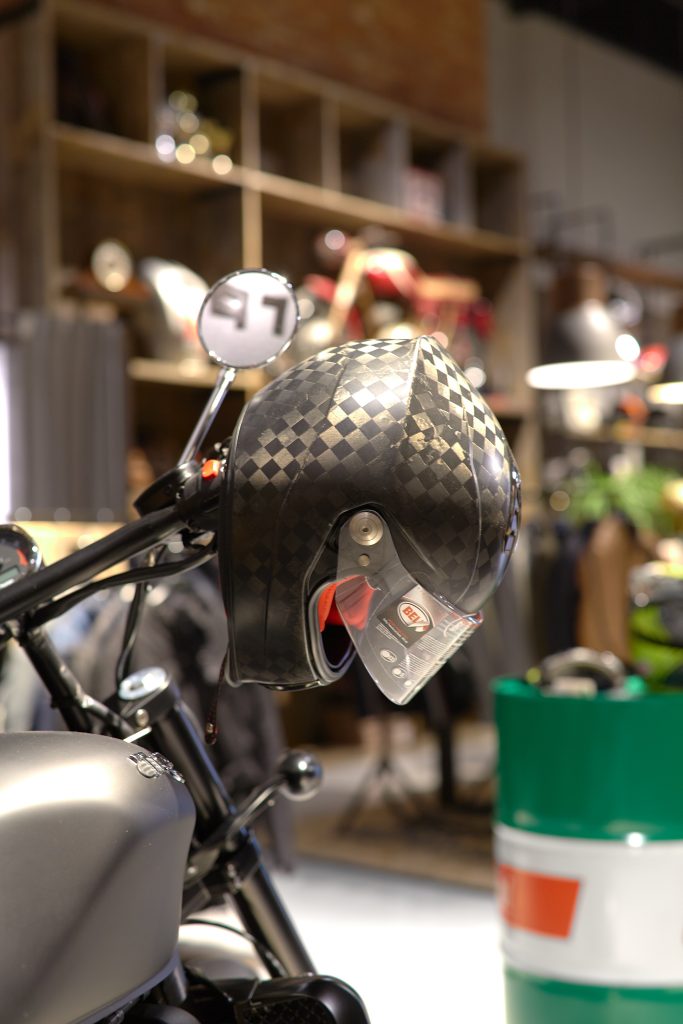 Granmoto_Motorcycle_store_by_Bad_Reputation_IMG_0902 Освещение магазина, дизайн мотосалона, шлем Bell.