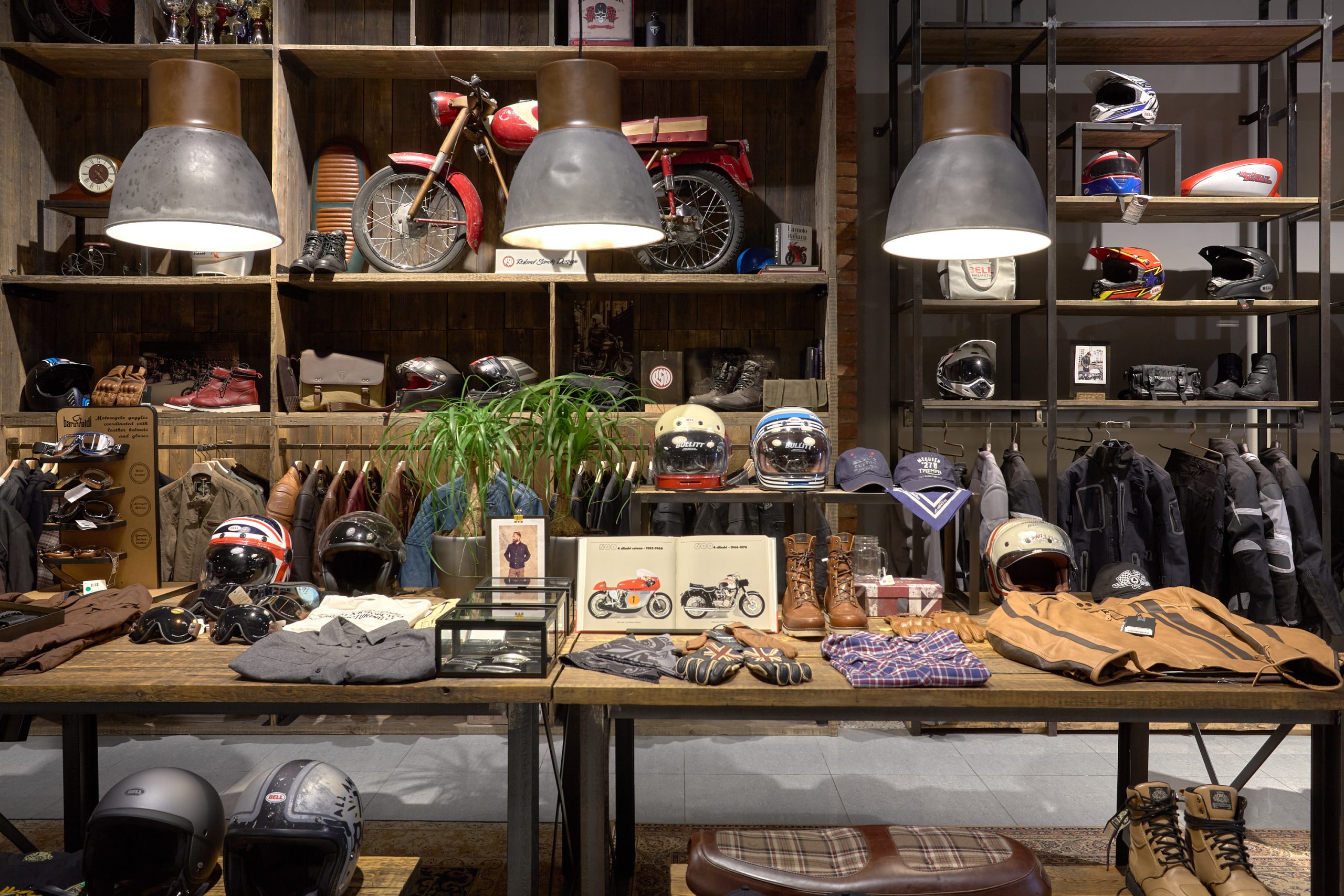 Общий вид мотосалона Granmoto. Дизайн освещения, Erco.