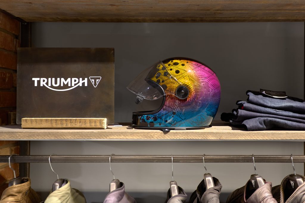 Granmoto_Motorcycle_store_by_Bad_Reputation_IMG_0919 Экипировка на торговом оборудовании в интерьере Granmoto.