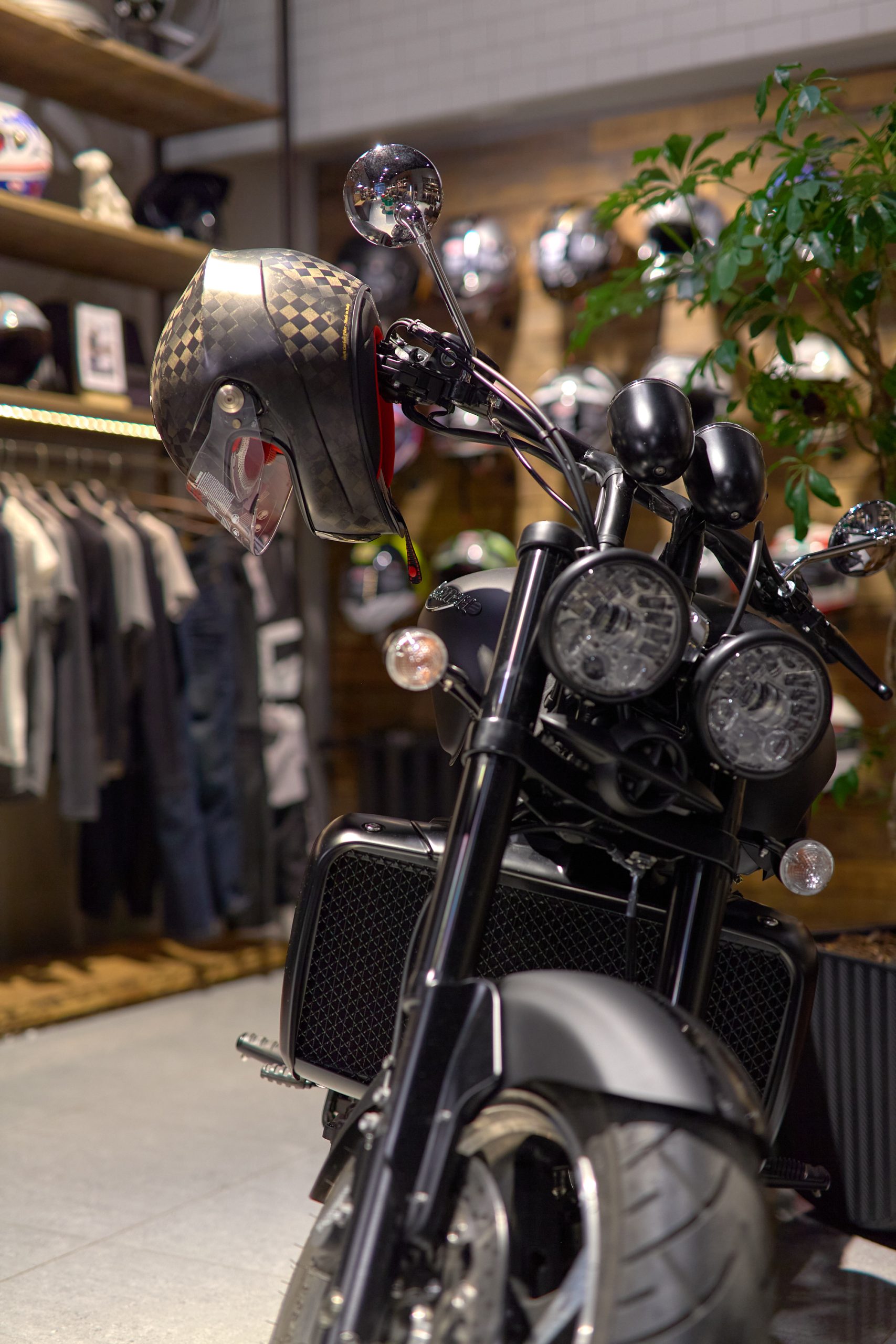 Мотоцикл и мотошлем Bell крупным планом в торговом пространстве Granmoto