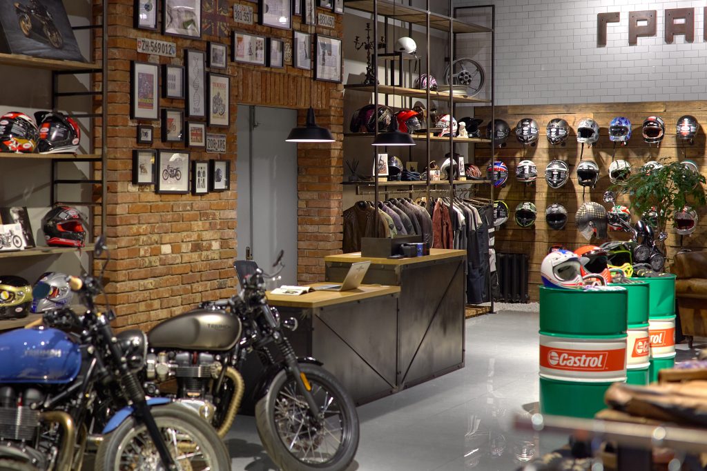 Granmoto_Motorcycle_store_by_Bad_Reputation_IMG_0939 Интерьер магазина Granmoto. Кассовая зона, стены и мебель в стиле лофт