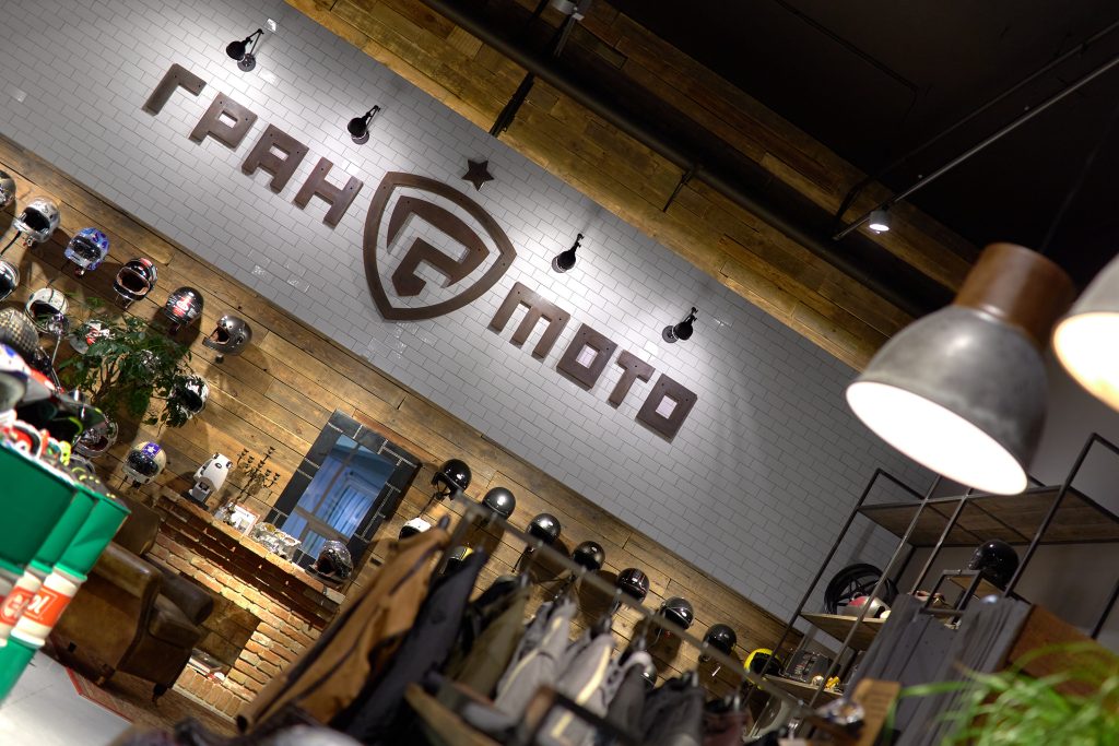 Granmoto_Motorcycle_store_by_Bad_Reputation_IMG_0940 Графический дизайн в торговом пространстве Granmoto. Металлические буквы и свет лофт.