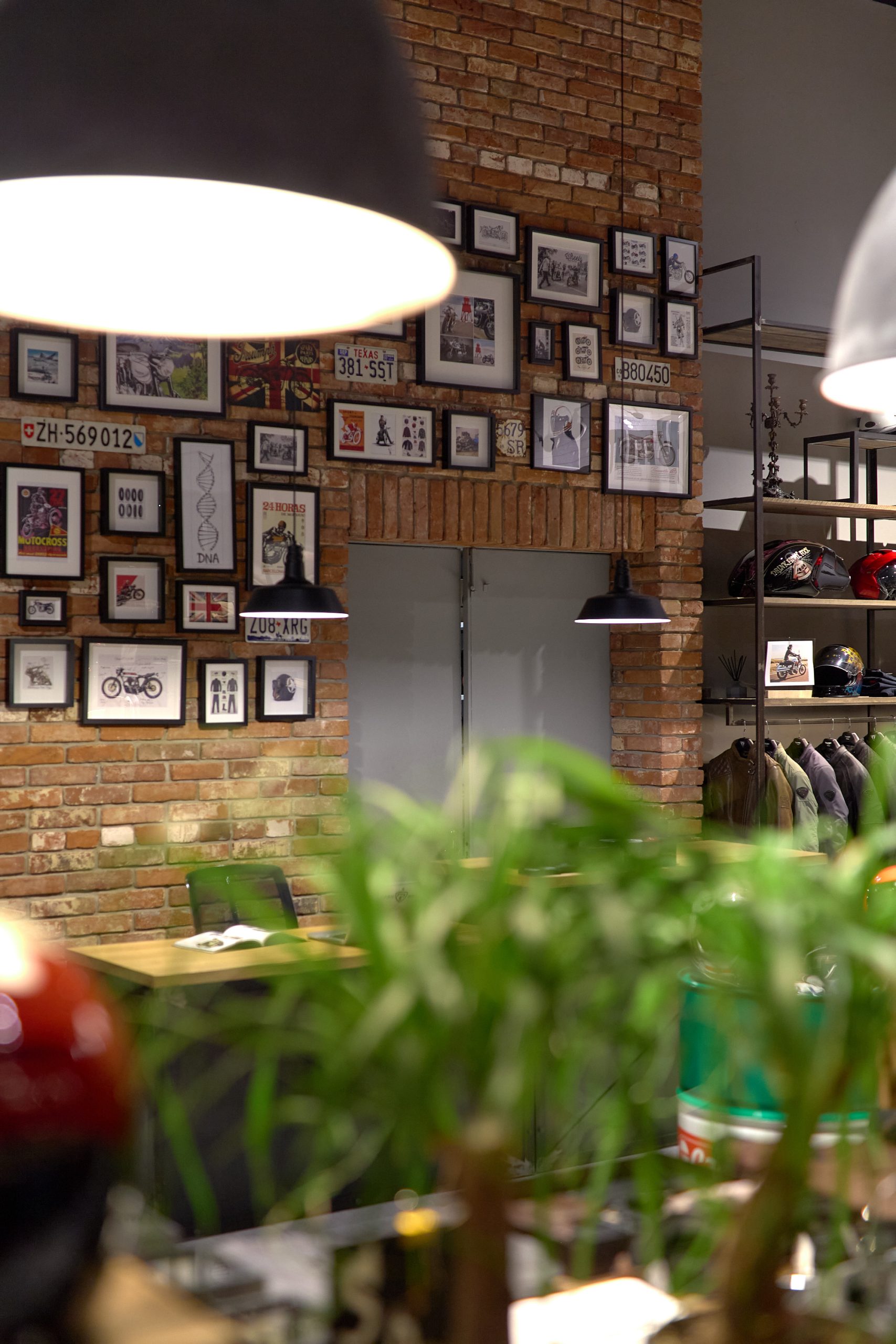 Дизайн кассы в магазине одежды и экипировки. Стены из состаренного кирпича.