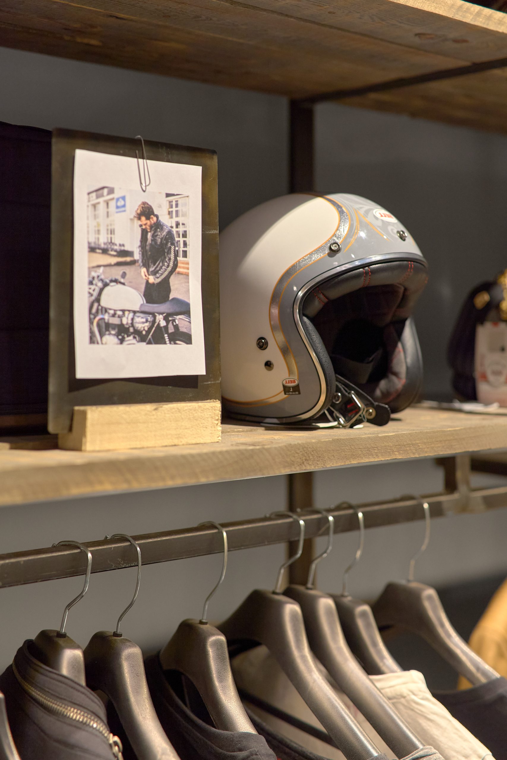 Шлем и торговое оборудование в дизайне. Коммерческое освещение в мотосалоне.