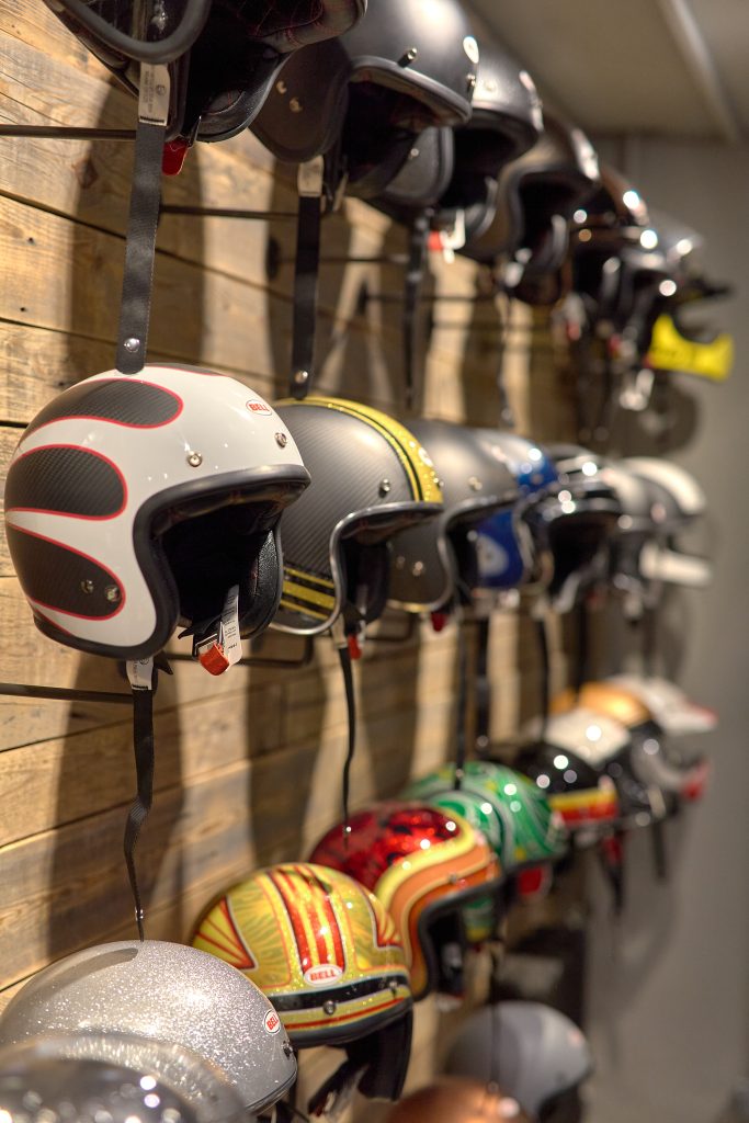 Granmoto_Motorcycle_store_by_Bad_Reputation_IMG_0953 Дизайн мотосалона в Москве. Торговое оборудование для мотошлемов.
