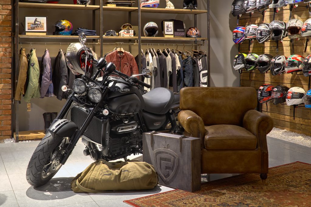 Granmoto_Motorcycle_store_by_Bad_Reputation_IMG_0960 Премиальная зона отдыха в магазине мотоэкипировки. Дизайн Bad Reputation.