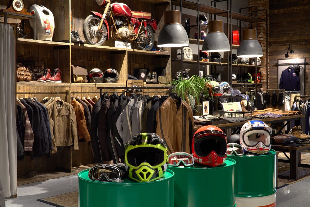 Granmoto_Motorcycle_store_by_Bad_Reputation_IMG_0982 Интерьер Granmoto. Торговый зал, общий вид на магазин мотоэкипировки. Складские стеллажи.