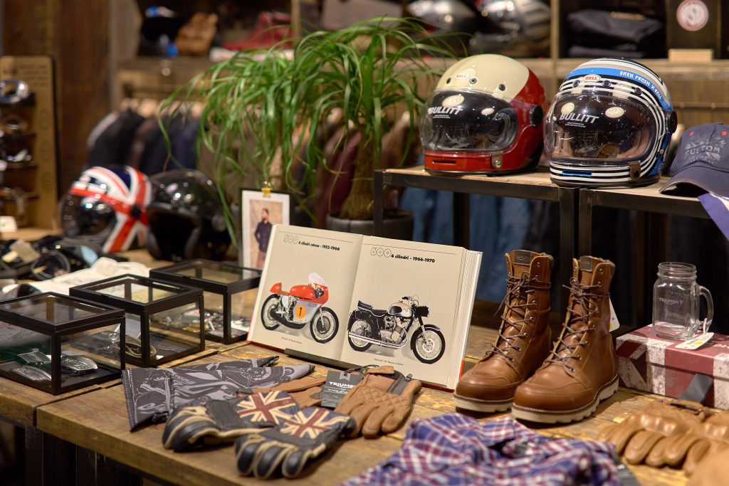 Granmoto_Motorcycle_store_by_Bad_Reputation_IMG_1015 Декорирование мото пространства. Шлемы, цветы, световой дизайн.