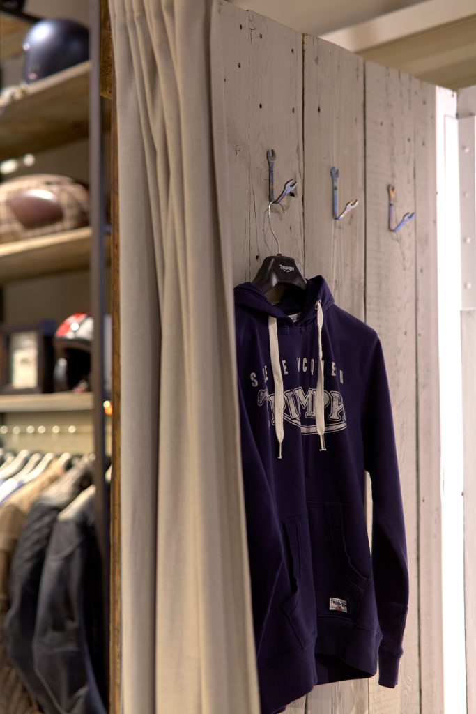 Granmoto_Motorcycle_store_by_Bad_Reputation_IMG_1016 Примерочная в мотосалоне. Кастомный дизайн крючков для интерьера.