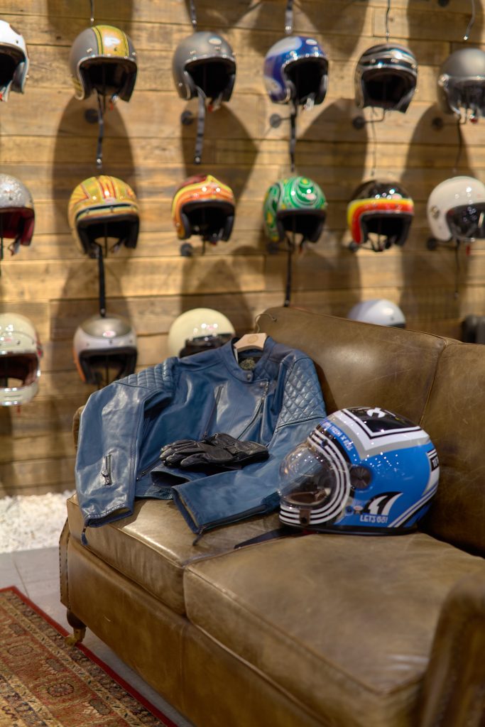 Granmoto_Motorcycle_store_by_Bad_Reputation_IMG_1028 Зона отдыха, диван и кресла в магазине экипровки. Английский стиль.