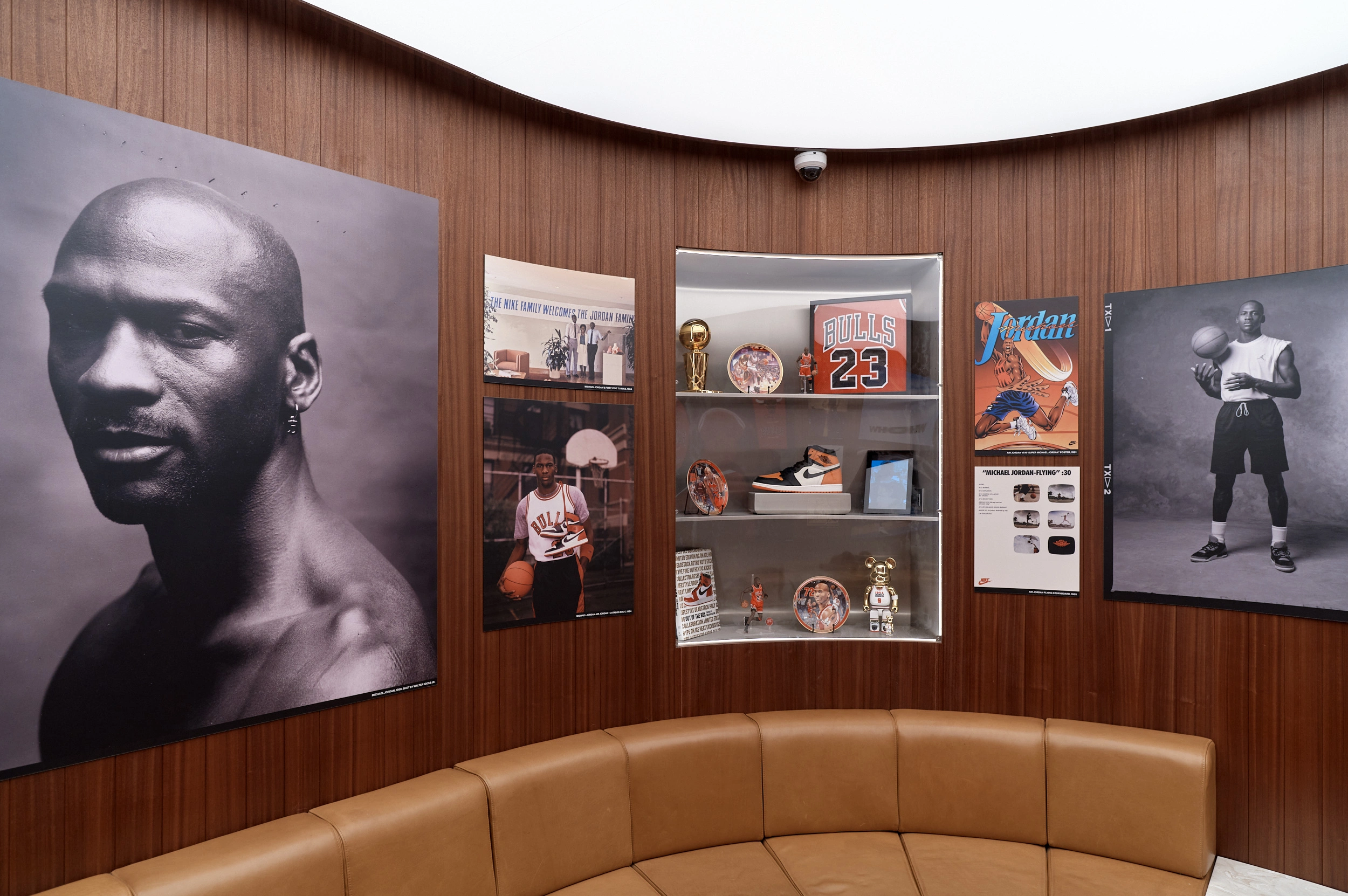 Лаунж-зона в магазине с деревянными панелями и мебелью для отдыха покупателей